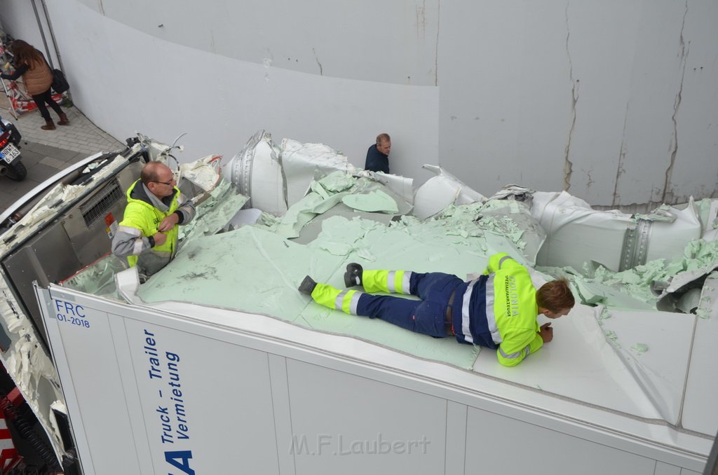 LKW blieb an Bruecke haengen Koeln Deutz Opladenerstr P140.JPG - Miklos Laubert